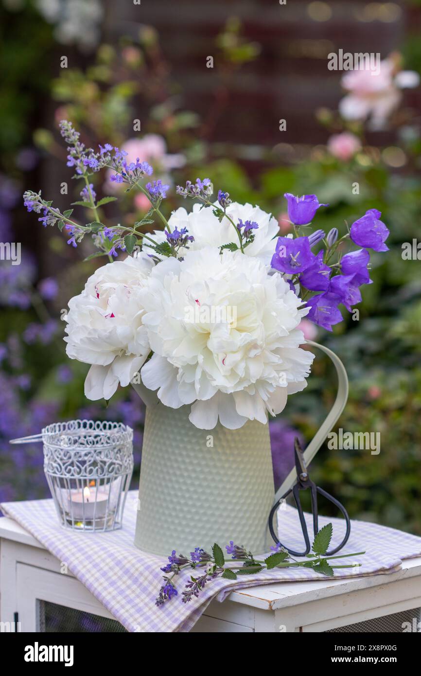 bouquet de fleurs de pivoine blanche, fleur de cloche et cataires dans une cruche vintage Banque D'Images