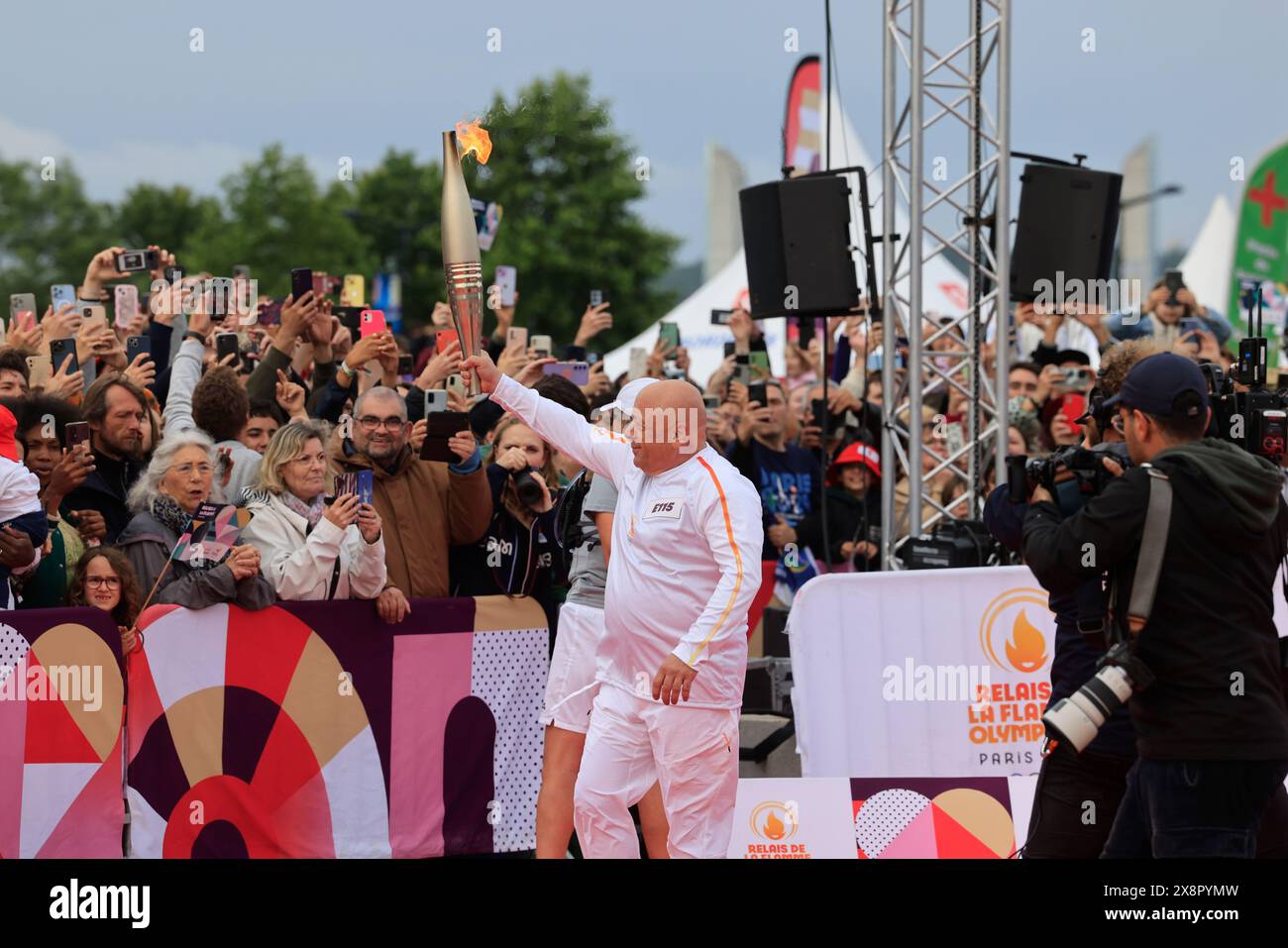 Arrivée du relais de la flamme olympique 2024 à Bordeaux. Thierry Marx célèbre chef. Bordeaux, Gironde, Nouvelle Aquitaine, France. Europe. Crédit : photo de H. Banque D'Images