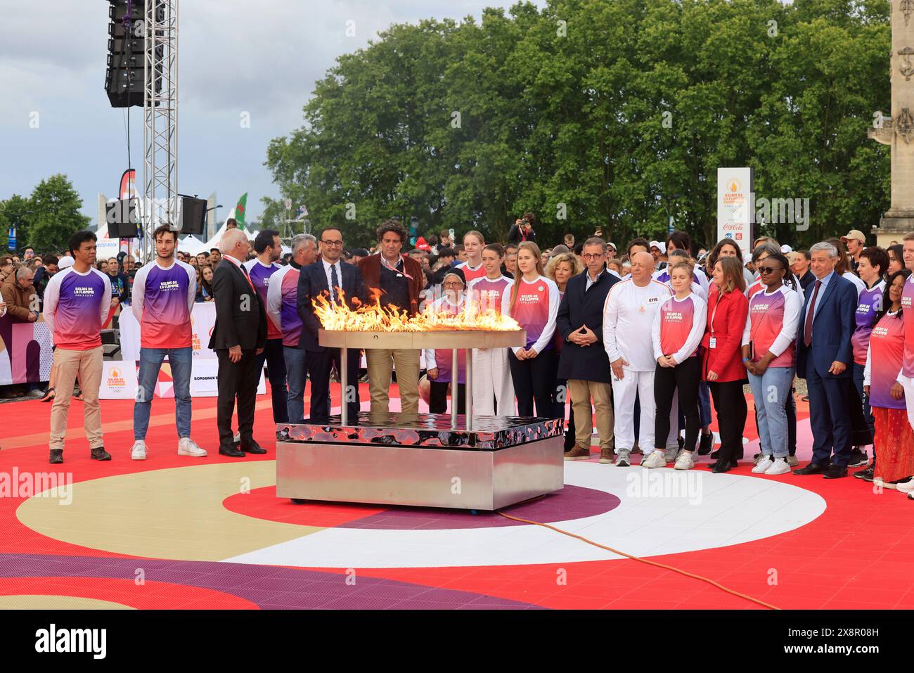 Arrivée du relais de la flamme olympique 2024 à Bordeaux. Thierry Marx, chef étoilé, porteur de la flamme. Bordeaux, Gironde, Nouvelle Aquitaine, France. E Banque D'Images