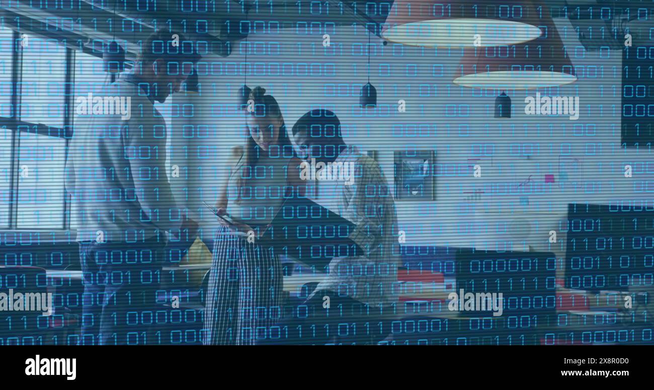 Image de codes binaires en boucle sur divers collègues discutant des rapports au bureau Banque D'Images