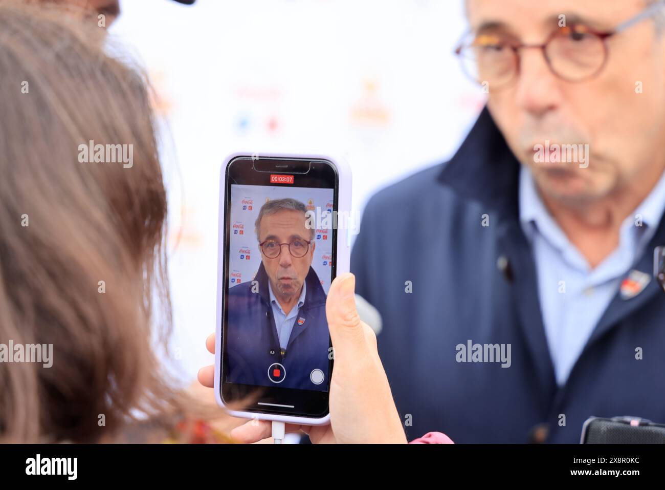 Arrivée du relais de la flamme olympique 2024 à Bordeaux. Pierre Hurmic, maire de Bordeaux. Bordeaux, Gironde, Nouvelle Aquitaine, France. Europe. Crédit : P Banque D'Images