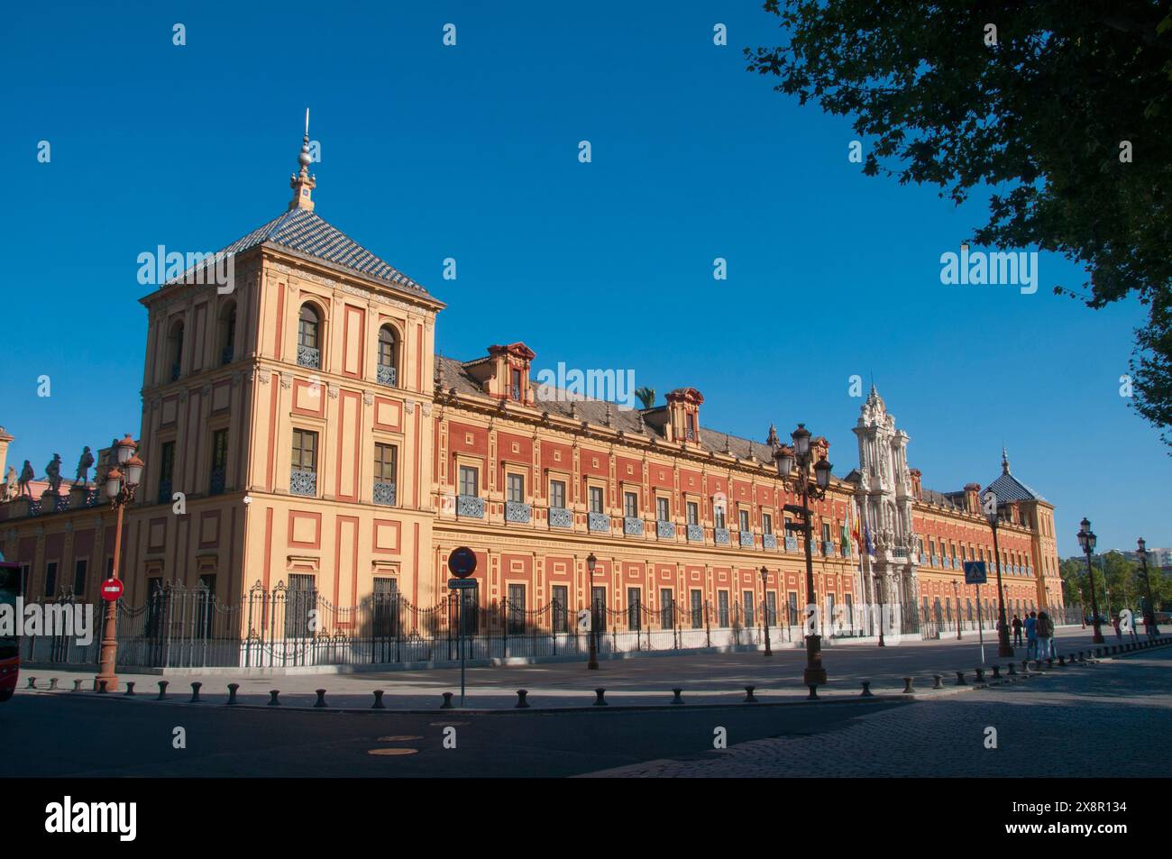 Espagne : le Palacio de San Telmo (Palais de San Telmo) du XVIIe siècle à Séville est le siège du gouvernement autonome andalou. La construction a commencé en 1682. C'était autrefois l'Université des navigateurs, créée pour éduquer les enfants orphelins et les former à la navigation. L'architecte d'origine était Leonardo de Figueroa (v. 1650 - 1730). Banque D'Images