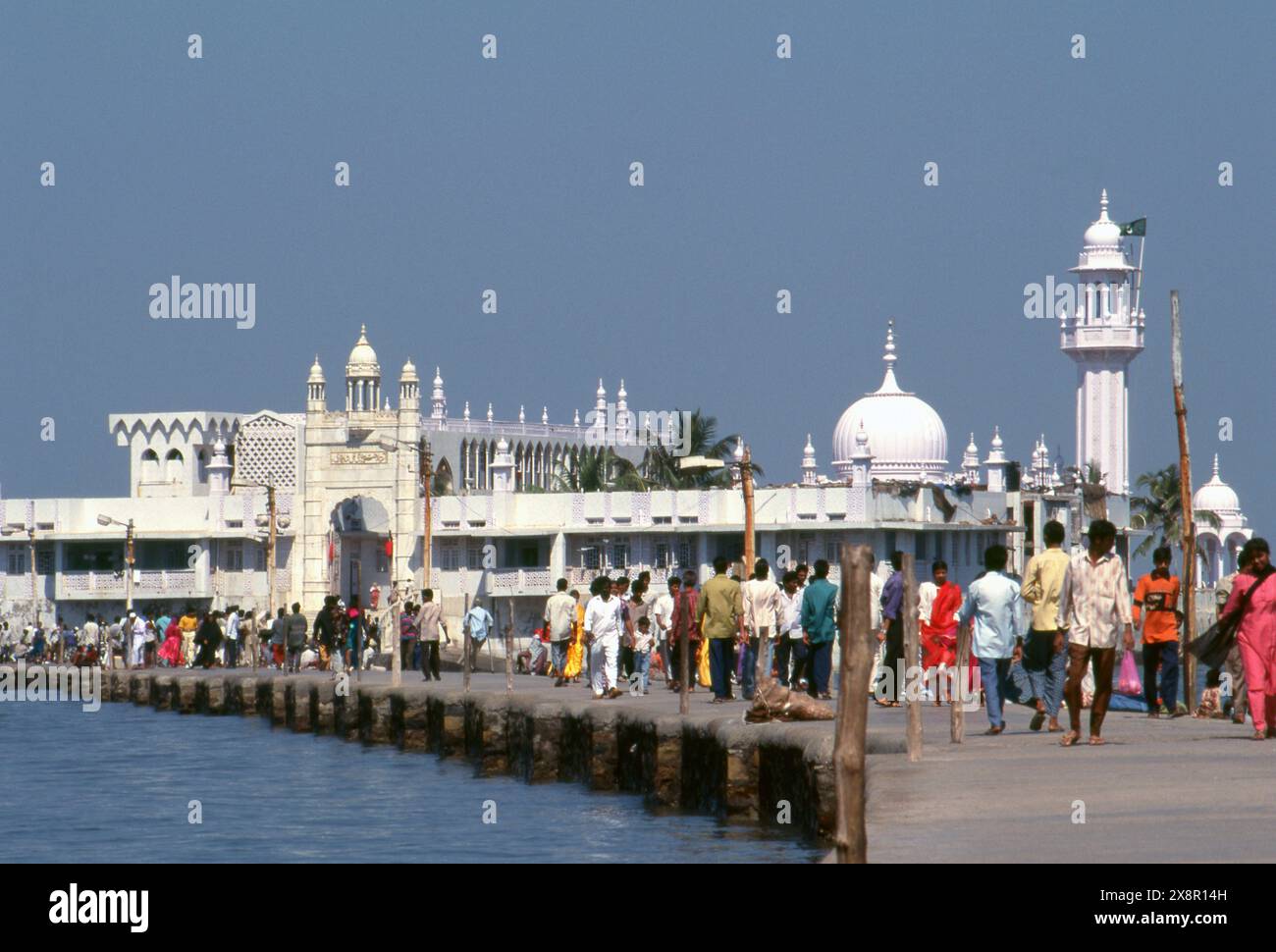 Inde : mosquée Haji Ali et Dargah, Worli Bay, Mumbai. Le dargah est construit dans la mer et abrite la tombe du saint musulman Pir Haji Ali Shah Bukhari. Le dargah a été construit en 1431. Banque D'Images