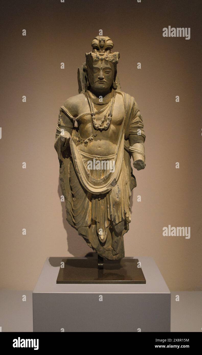 Singapour : Bodhisattva (censé représenter Siddhartha Gautama avant qu'il renonce à ses richesses royales), Gandhara, IIIe / IVe siècle (matériau, schiste), Musée des civilisations asiatiques, Empress place Building. Gandhara est connu pour le style Gandhara distinctif de l'art bouddhiste, qui s'est développé à partir d'une fusion d'influences artistiques grecques, syriennes, persanes et indiennes. Ce développement a commencé pendant la période parthe (50 av. J.-C. – 75 EC). Le style Gandharan a prospéré et a atteint son apogée pendant la période Kushan, du 1er au 5ème siècle. Banque D'Images