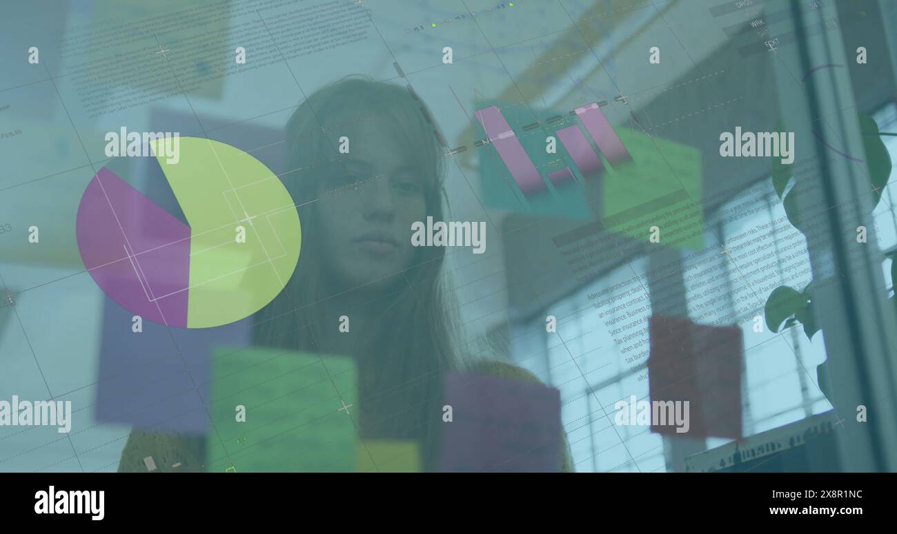 Image de l'interface infographique sur une femme caucasienne collant des notes sur un mur transparent Banque D'Images