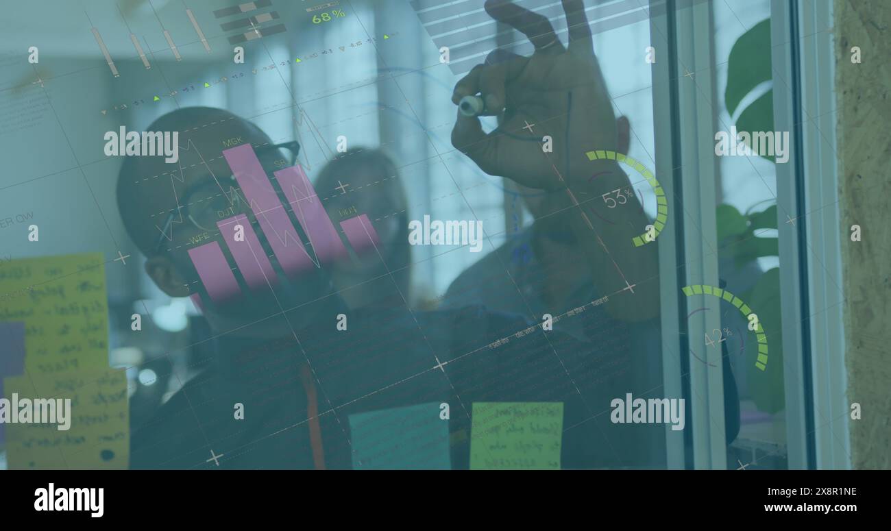 Image de l'interface infographique, homme diversifié expliquant la stratégie à des collègues sur un mur transparent Banque D'Images