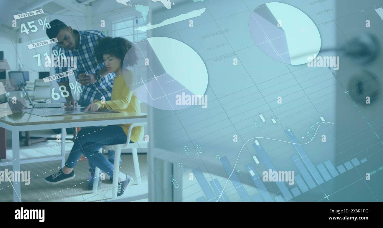 Image de l'interface infographique se déplaçant sur des collègues multiraciaux discutant au bureau dans le bureau Banque D'Images