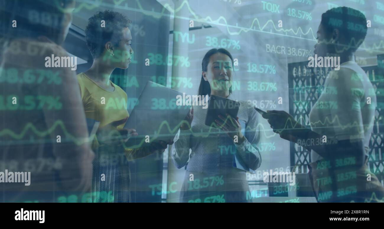 Image d'une table de négociation sur diverses collègues féminines debout et discutant au bureau Banque D'Images