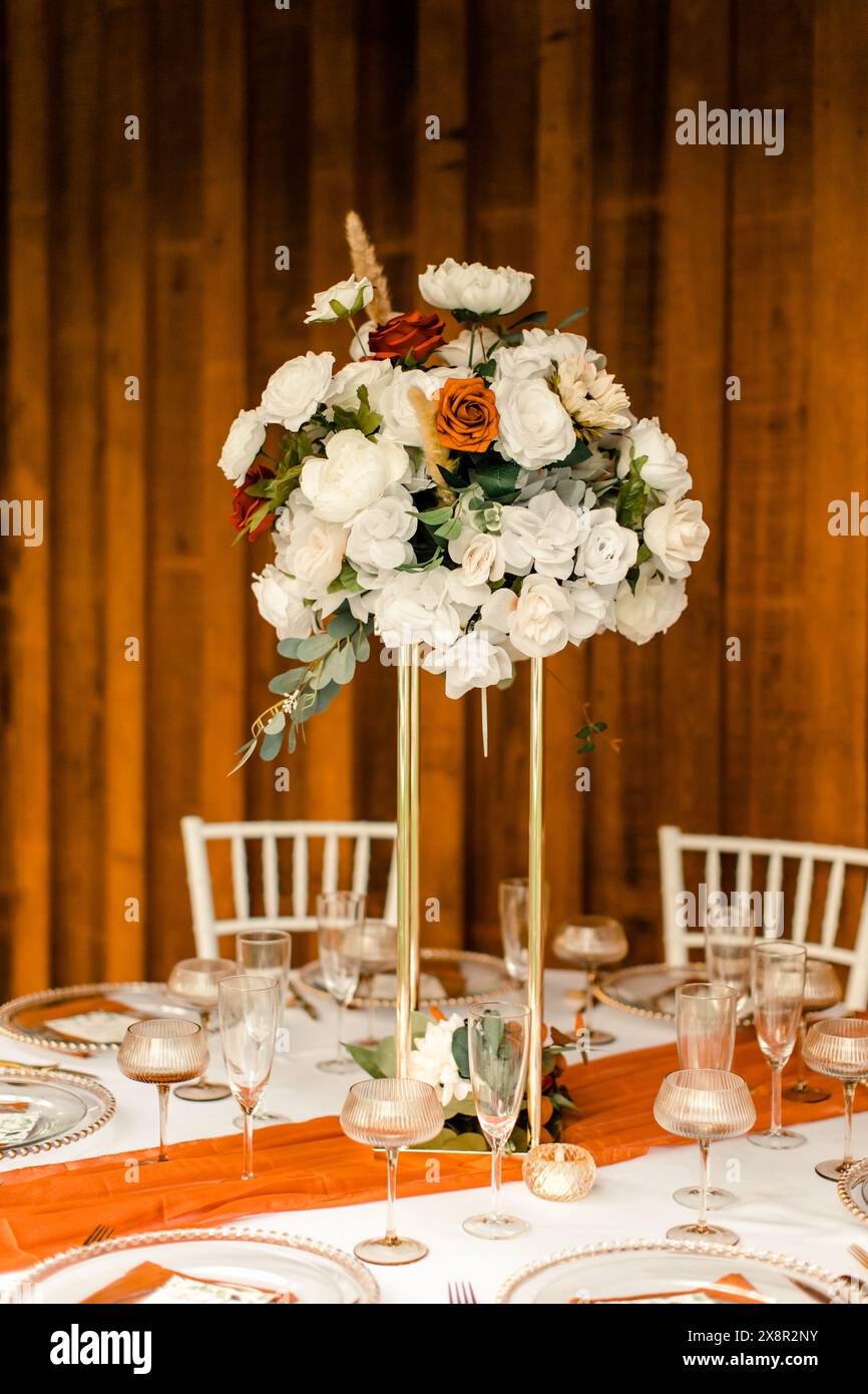 Grande table centrale de mariage avec des fleurs blanches et oranges Banque D'Images