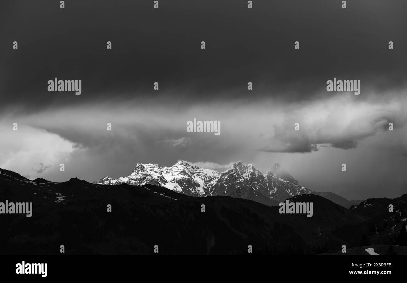 Montagnes enneigées sous un ciel orageux dramatique en monochrome Banque D'Images