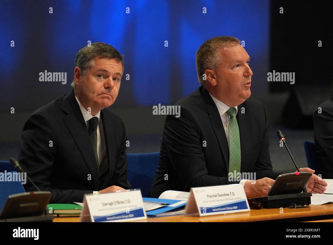 Le ministre des Finances, Michael McGrath TD (à droite), et le ministre des dépenses publiques, de la mise en œuvre du plan national de développement et de la réforme, Paschal Donohoe, s'exprimant lors du dialogue économique national à l'imprimerie du château de Dublin. Date de la photo : lundi 27 mai 2024. Banque D'Images