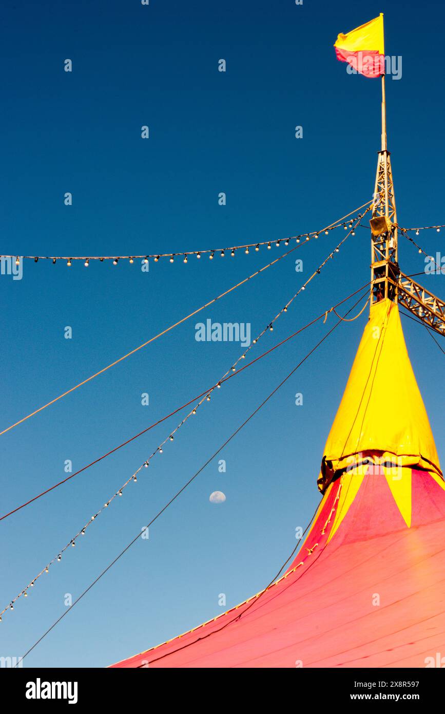 Détail d'une tente de cirque avec le ciel en arrière-plan Banque D'Images
