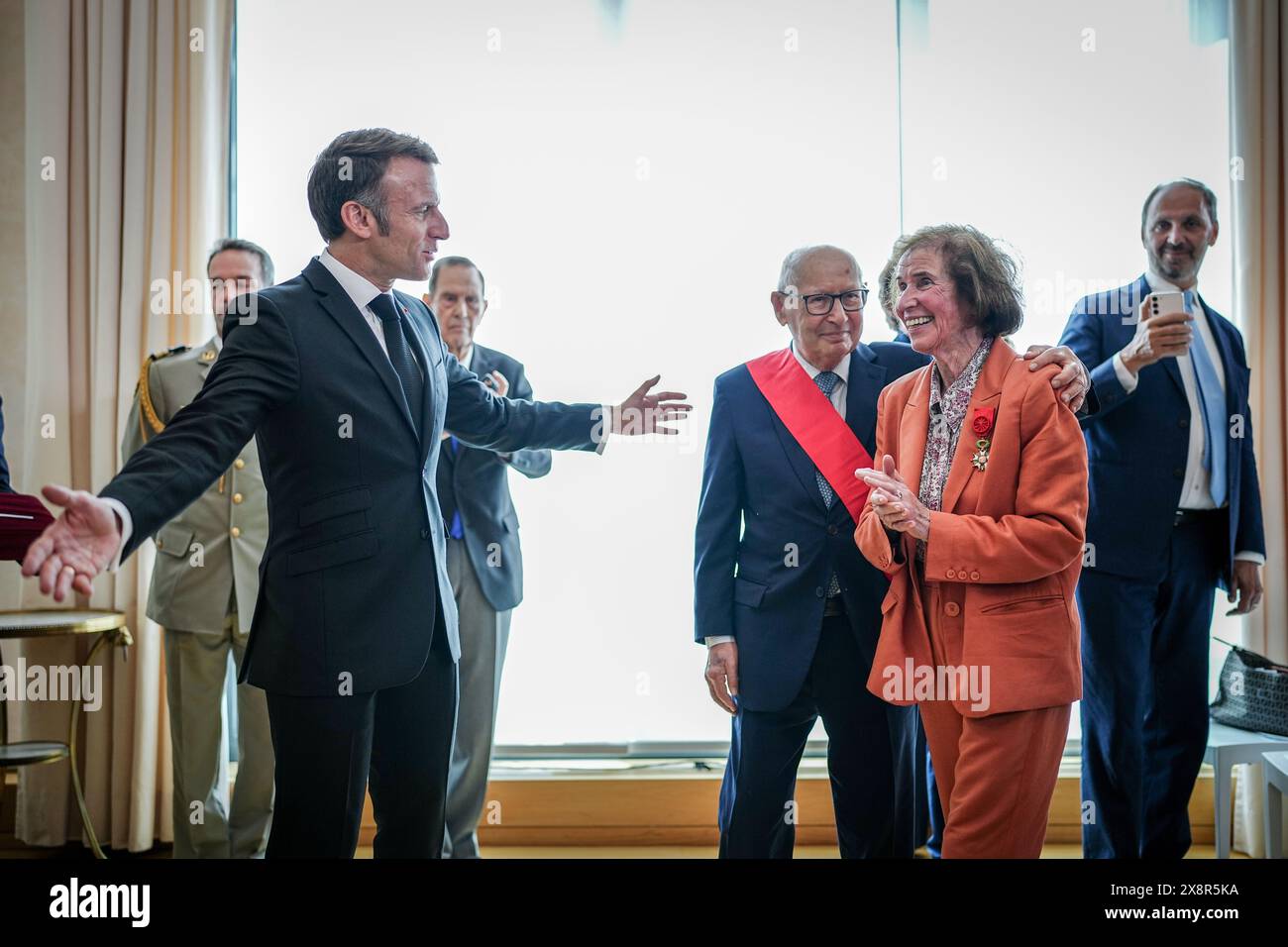 Berlin, Allemagne. 27 mai 2024. Emmanuel Macron (à gauche), Président de la République, décerne à Beate et Serge Klarsfeld le plus haut ordre du mérite français à l’Ambassade de France. Crédit : Kay Nietfeld/dpa-Pool/dpa/Alamy Live News Banque D'Images