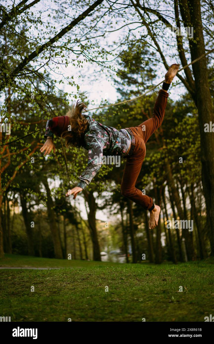 L'homme tombe de slackline. Tomber d'une slackline. Banque D'Images