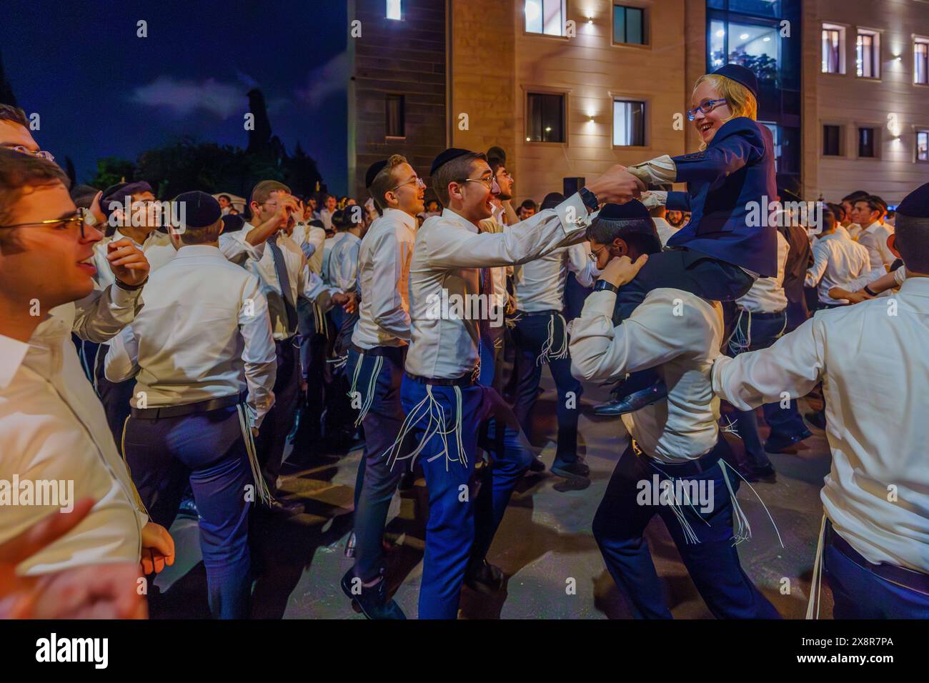 Haïfa, Israël - 25 mai 2024 : les Juifs ultra-orthodoxes célèbrent la fête annuelle de Lag-BaOmer en dansant près d'un incendie, Haïfa, Israël Banque D'Images