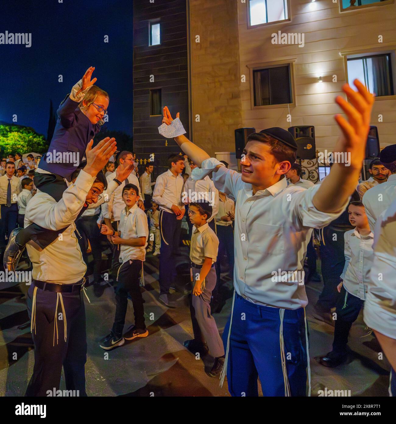 Haïfa, Israël - 25 mai 2024 : les Juifs ultra-orthodoxes célèbrent la fête annuelle de Lag-BaOmer en dansant près d'un incendie, Haïfa, Israël Banque D'Images