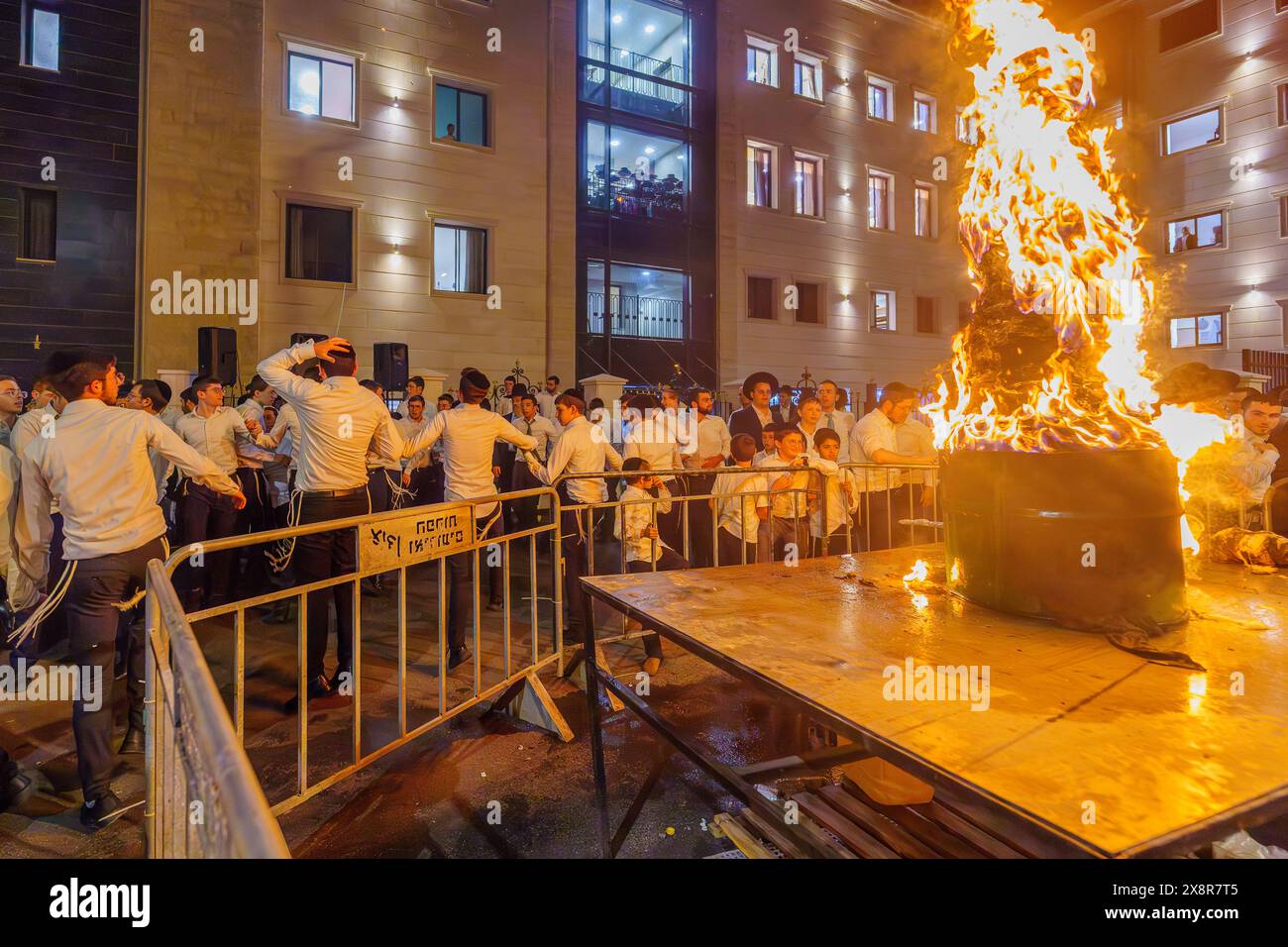 Haïfa, Israël - 25 mai 2024 : les Juifs ultra-orthodoxes célèbrent la fête annuelle de Lag-BaOmer en dansant près d'un incendie, Haïfa, Israël Banque D'Images