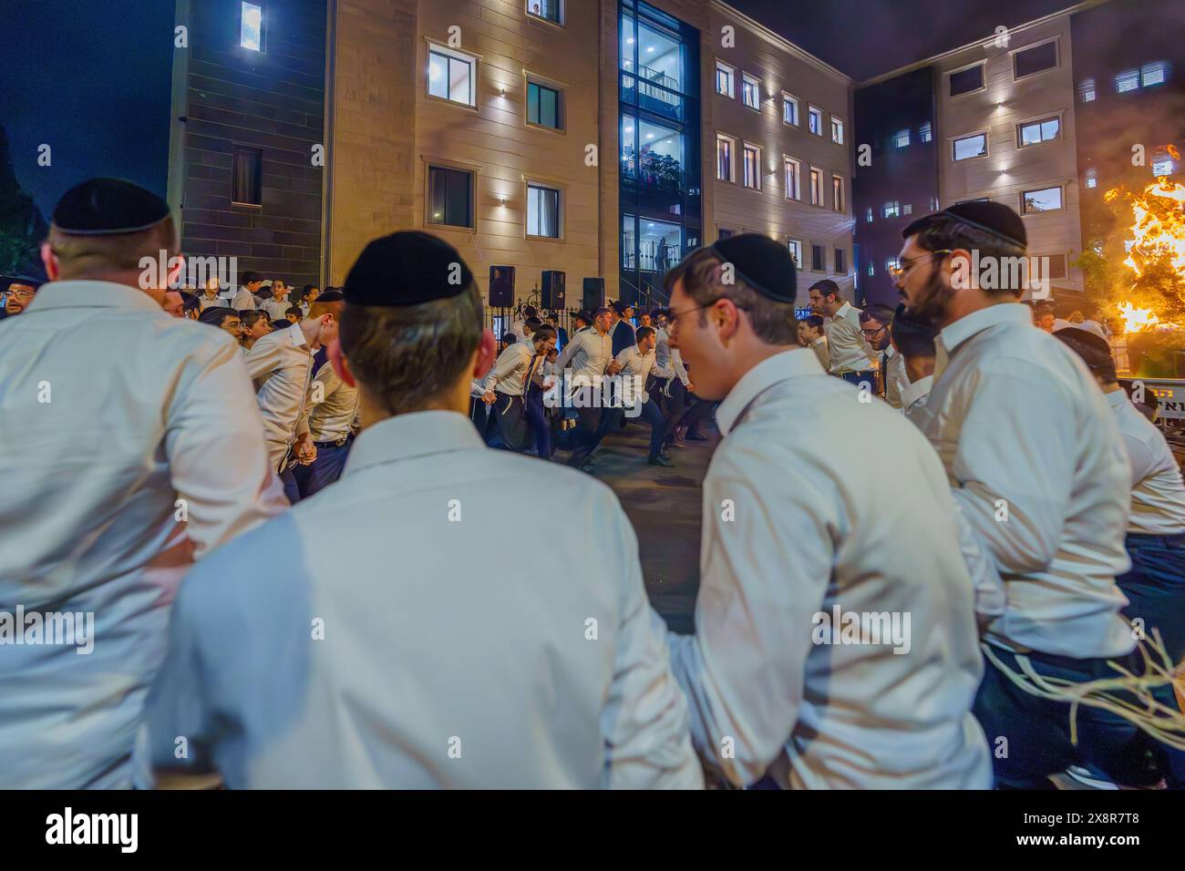 Haïfa, Israël - 25 mai 2024 : les Juifs ultra-orthodoxes célèbrent la fête annuelle de Lag-BaOmer en dansant près d'un incendie, Haïfa, Israël Banque D'Images