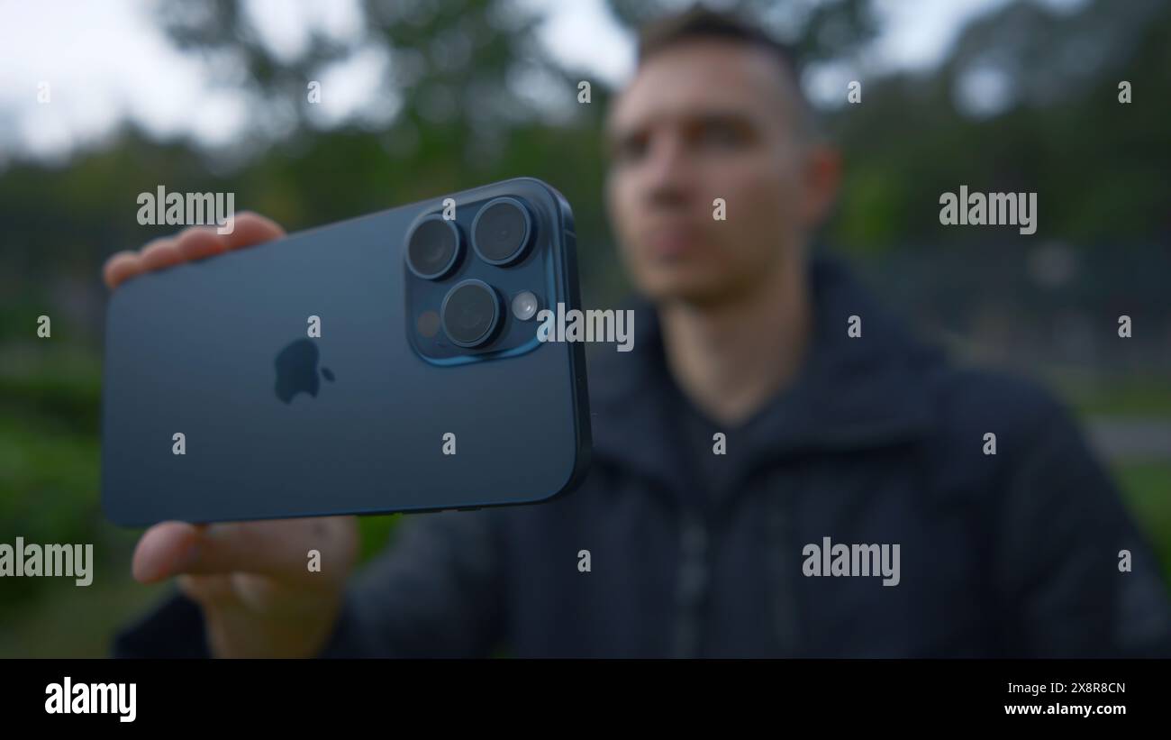 Royaume-Uni, Londres - 15 septembre 2023 : Man prend des photos sur son nouvel iPhone. Action. Logo Apple sur le nouvel iPhone 15 pro. Tournage sur le nouvel iPhone 15 pro dans la nature Banque D'Images