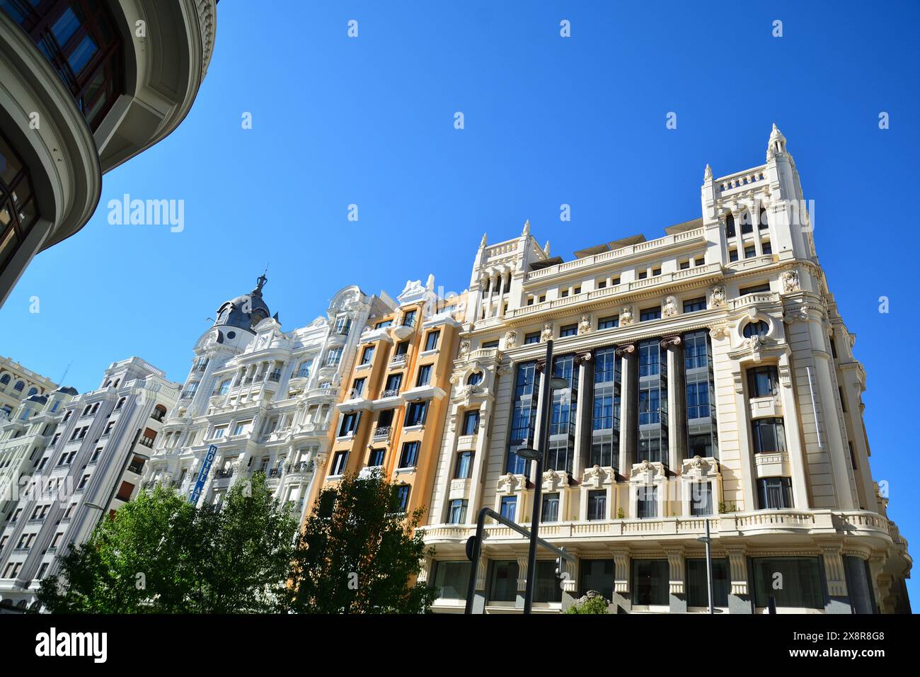 Madrid, Espagne - 16 avril 2024. Bâtiment élégant à Gran via. Banque D'Images