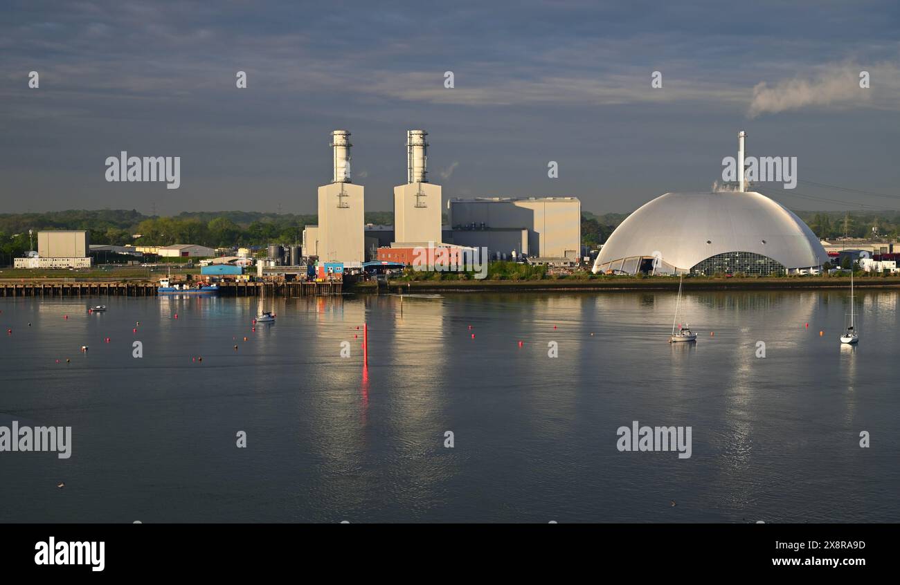 Marchwood Energy Recovery Facility et centrale électrique à côté de Southampton Water sous le soleil tôt le matin. Banque D'Images