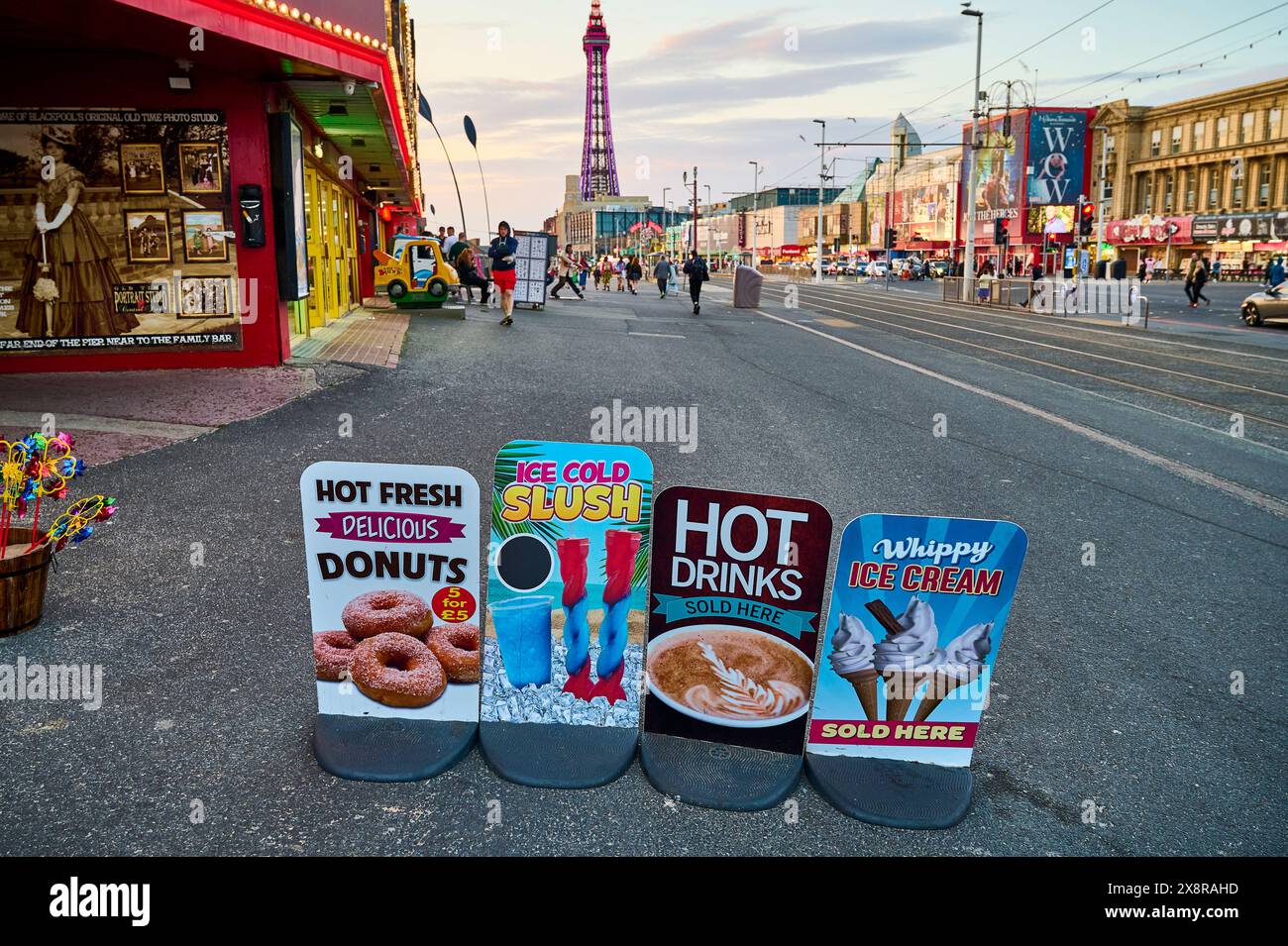 Panneaux annonçant de la nourriture et des boissons servies sur Central Pier, Blackpool Banque D'Images