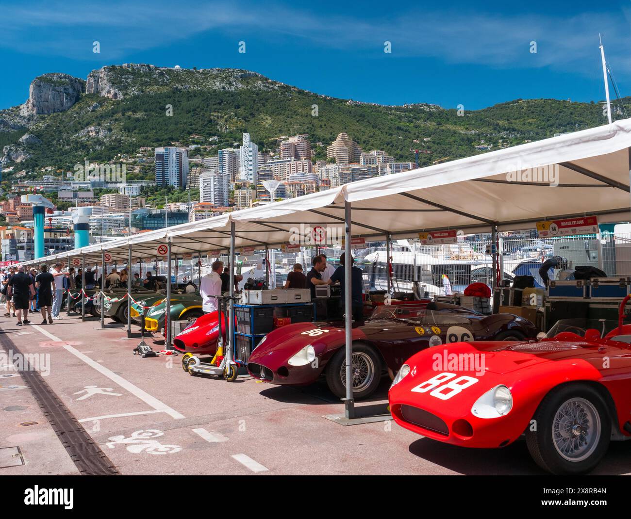 Paddock des voitures de course classiques au Monaco historique Monte Carlo, Monaco, Sud de la France Banque D'Images