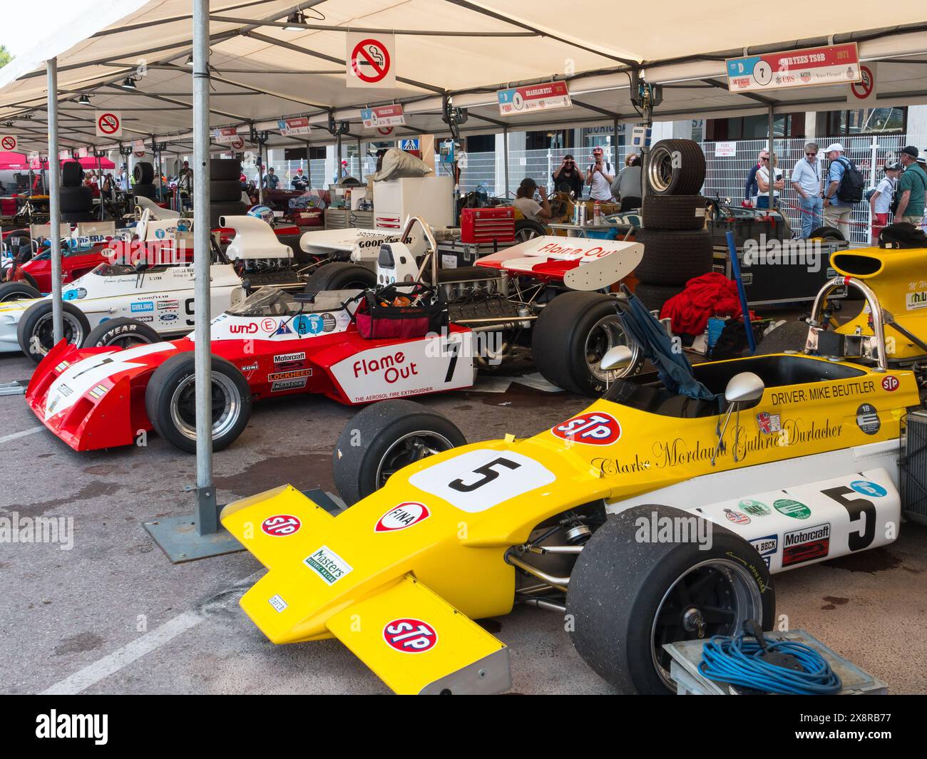 Paddock des voitures de course classiques au Monaco historique Monte Carlo, Monaco, Sud de la France Banque D'Images