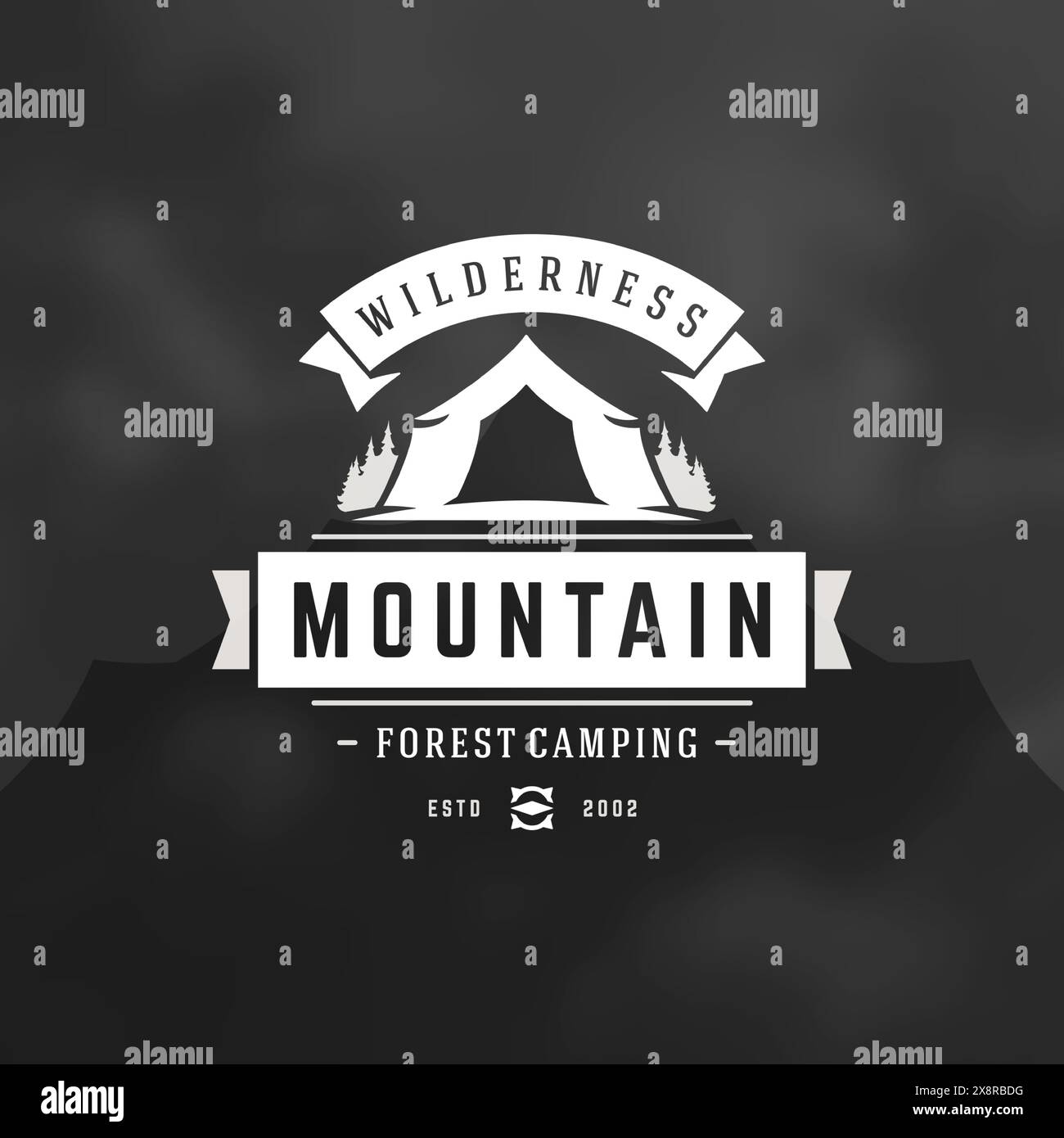 Illustration vectorielle de l'emblème du logo de camping de la forêt. Aventure en plein air, chemise de tente Camp silhouette, timbre imprimé. Motif de badge typographique vintage. Illustration de Vecteur