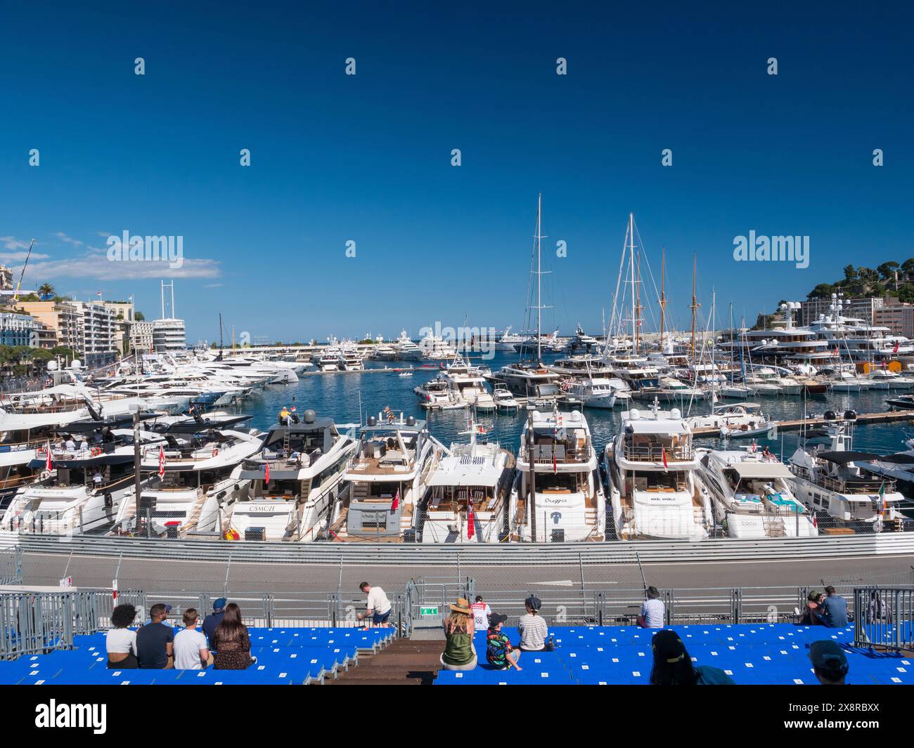 Yachts de luxe amarrés à côté de la piste du Grand prix à Monte Carlo, port de Monaco, port Hurcule, sud de la France Banque D'Images