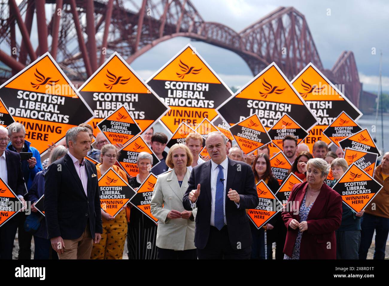 Le leader libéral démocrate Sir Ed Davey se présente avec Alex Cole-Hamilton (à gauche), et les candidates parlementaires Susan Murray (au centre) pour East Dunbartonshire et Christine Jardine pour Edinburgh West (à droite), lors du lancement écossais de leur parti à North Queensferry, alors qu'ils sont sur la piste de la campagne électorale générale. Date de la photo : lundi 27 mai 2024. Banque D'Images