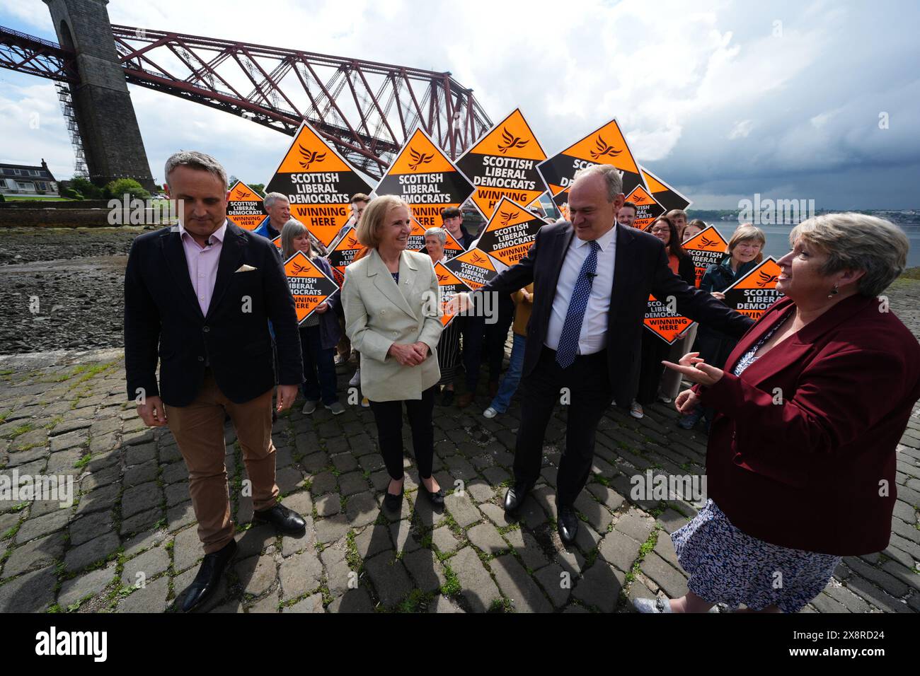 Le leader libéral démocrate Sir Ed Davey se présente avec Alex Cole-Hamilton (à gauche), et les candidates parlementaires Susan Murray (au centre) pour East Dunbartonshire et Christine Jardine pour Edinburgh West (à droite), lors du lancement écossais de leur parti à North Queensferry, alors qu'ils sont sur la piste de la campagne électorale générale. Date de la photo : lundi 27 mai 2024. Banque D'Images