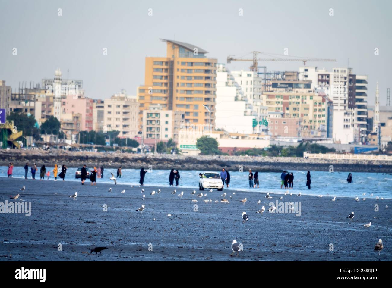 Bandar Abbas, Iran- 3 janvier 2023 : détroit d'Ormuz. Inconnu Iran. Temps de marée basse beaucoup d'Iraniens promenade autour de la zone de marée, promenade en mer, Sea va Banque D'Images