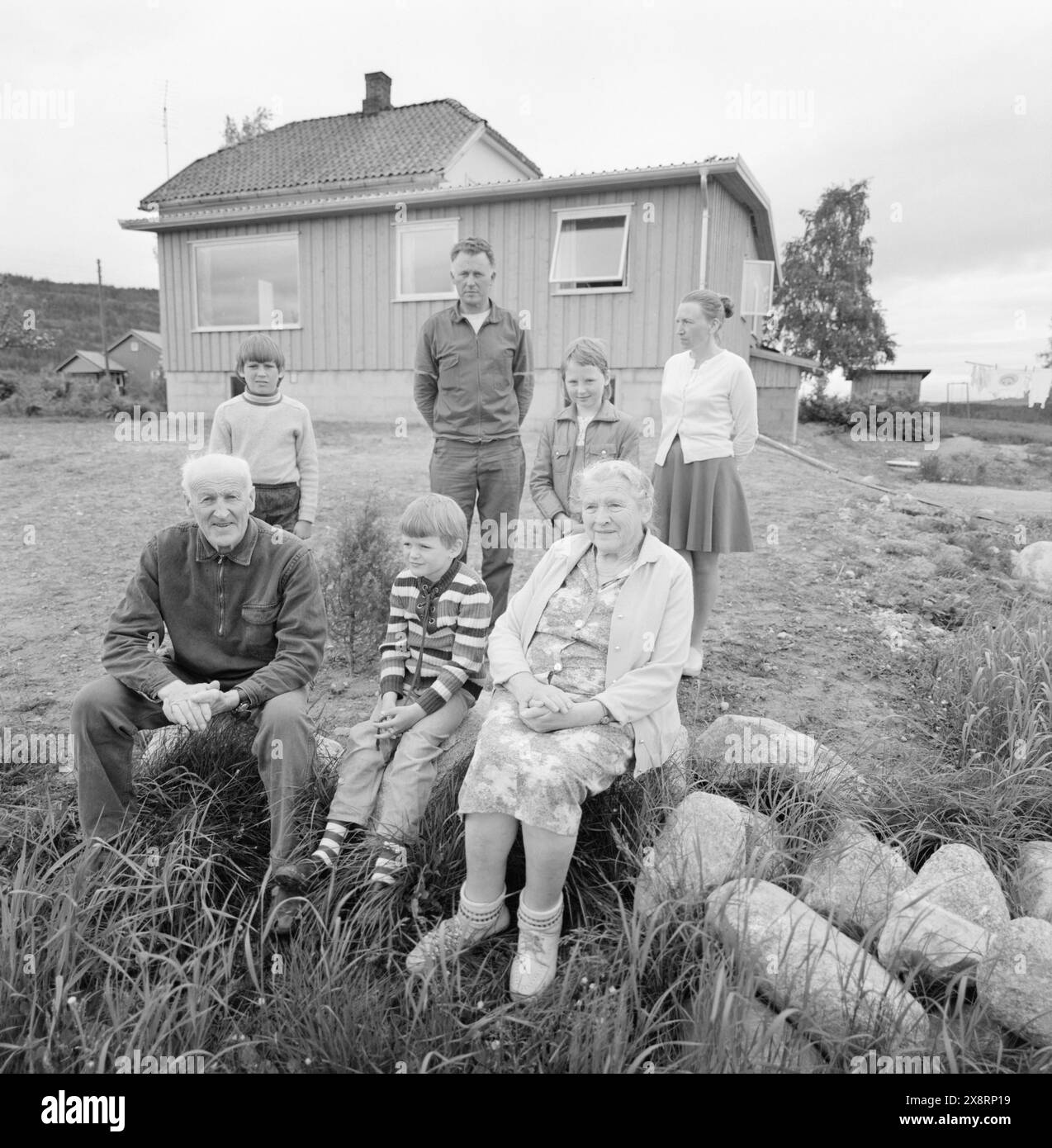 Aktuell 25-6-1973 : I stedet pour gamlehjemNord-Odal viser nye veier i eldreomsorgen. SOM en av landets første kommuner satser man på tregasjonsboliger og skal legge ned aldershjemmet. De eldre skal nå kunne få bo i sitt vante miljø. En samlet kommune står bak generasjonsboligene. De tre generasjonene samlet foran sin bolig som nå er ferdig. Je forgrunnen besteforeldrene Med Rune. Bak Morten og Bente Med foreldrene Oddvin og Berit. Foto : Aage Storløkken / Aktuell / NTB ***FOTO IKKE BILDEBEHANDLET*** cette image est traduite automatiquement Banque D'Images