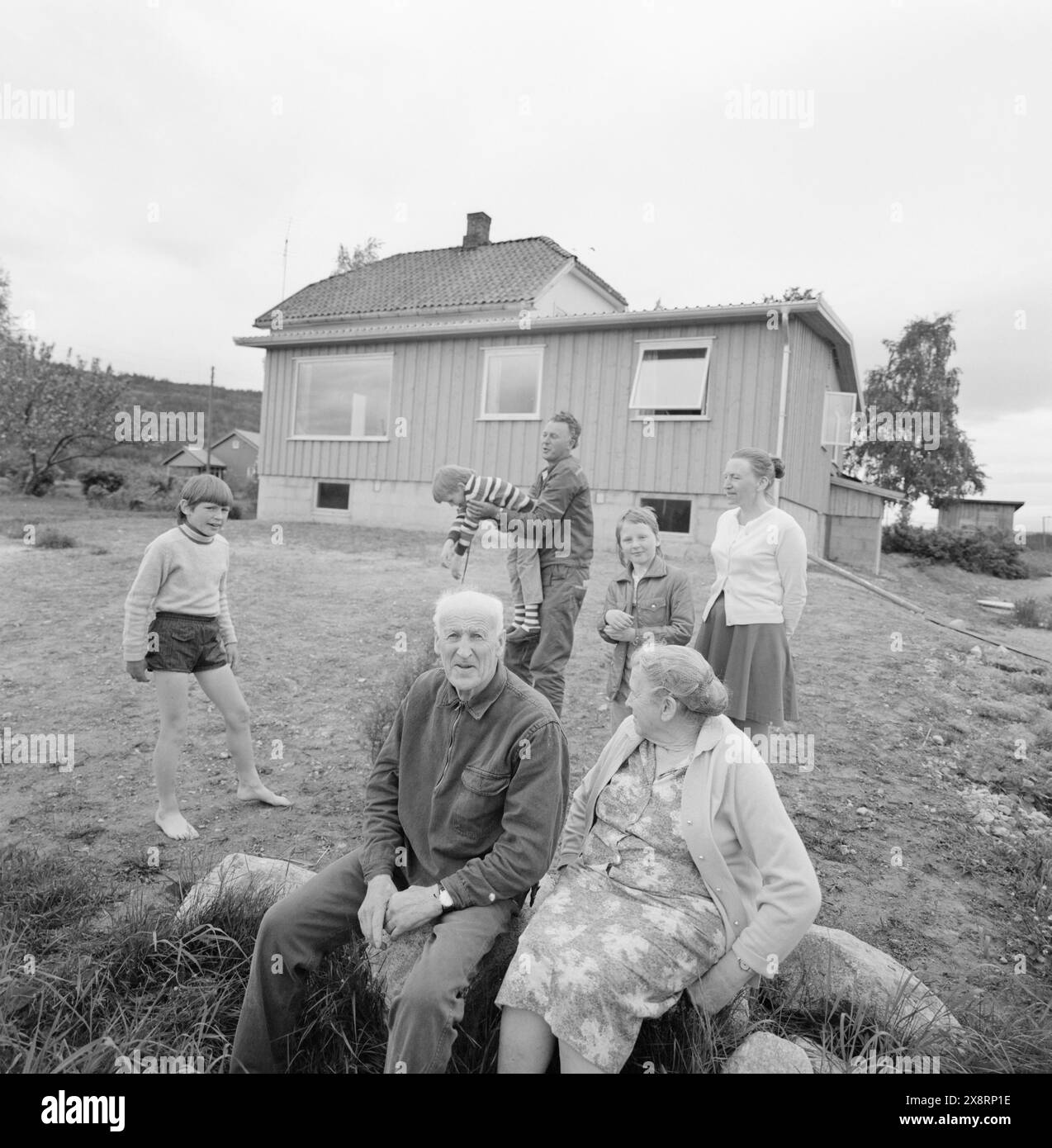 Aktuell 25-6-1973 : I stedet pour gamlehjemNord-Odal viser nye veier i eldreomsorgen. SOM en av landets første kommuner satser man på tregasjonsboliger og skal legge ned aldershjemmet. De eldre skal nå kunne få bo i sitt vante miljø. En samlet kommune står bak generasjonsboligene. De tre generasjonene samlet foran sin bolig som nå er ferdig. Je forgrunnen besteforeldrene Med Rune. Bak Morten og Bente Med foreldrene Oddvin og Berit. Foto : Aage Storløkken / Aktuell / NTB ***FOTO IKKE BILDEBEHANDLET*** cette image est traduite automatiquement Banque D'Images