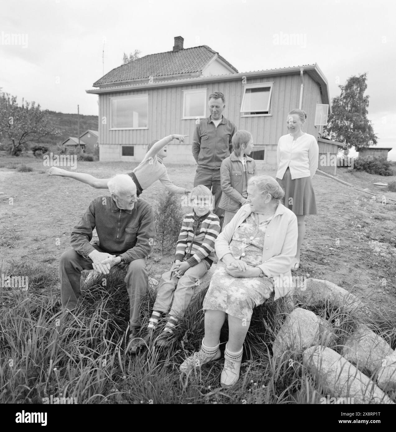 Aktuell 25-6-1973 : I stedet pour gamlehjemNord-Odal viser nye veier i eldreomsorgen. SOM en av landets første kommuner satser man på tregasjonsboliger og skal legge ned aldershjemmet. De eldre skal nå kunne få bo i sitt vante miljø. En samlet kommune står bak generasjonsboligene. De tre generasjonene samlet foran sin bolig som nå er ferdig. Je forgrunnen besteforeldrene Med Rune. Bak Morten og Bente Med foreldrene Oddvin og Berit. Foto : Aage Storløkken / Aktuell / NTB ***FOTO IKKE BILDEBEHANDLET*** cette image est traduite automatiquement Banque D'Images