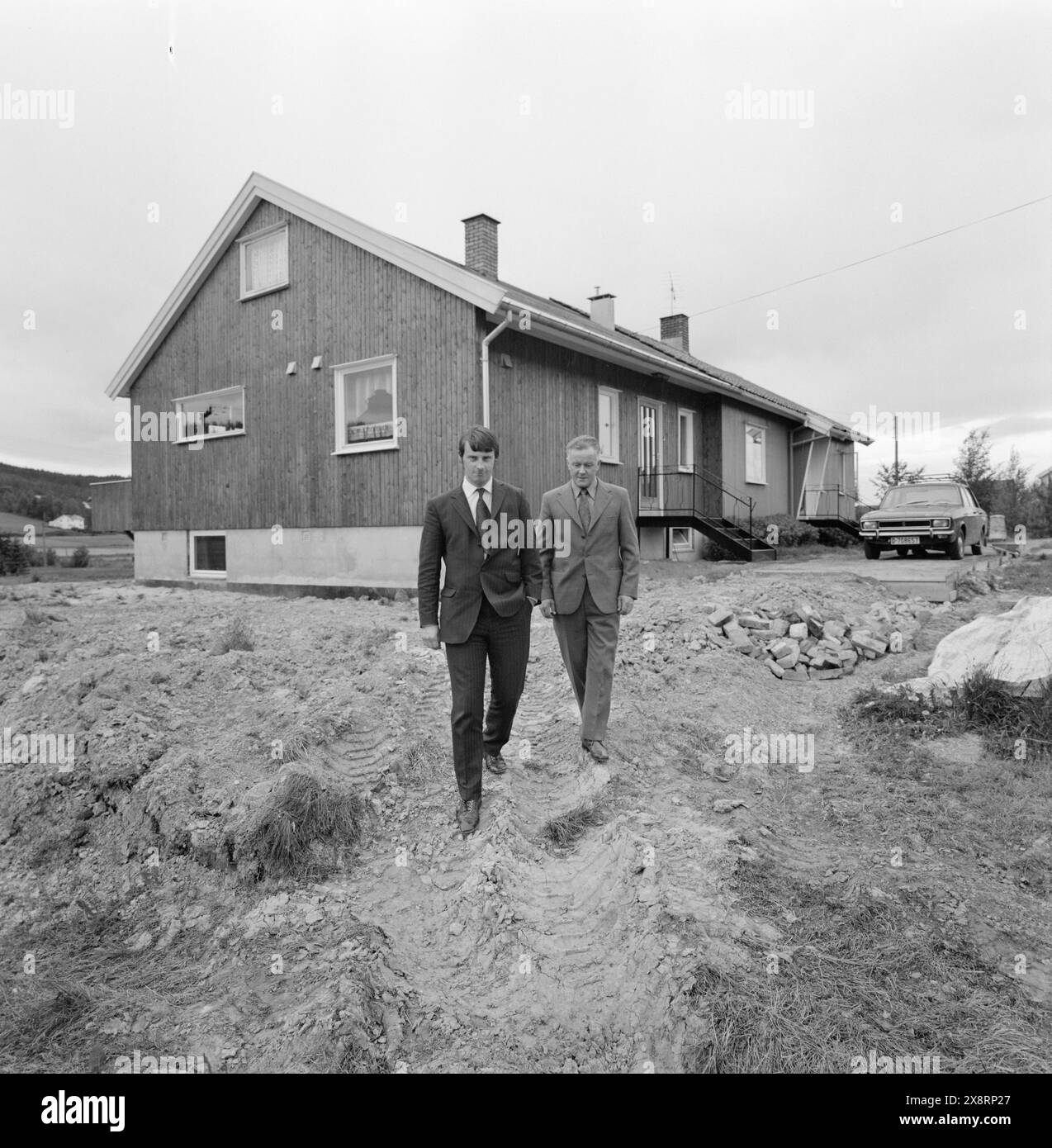 Aktuell 25-6-1973 : I stedet pour gamlehjemNord-Odal viser nye veier i eldreomsorgen. SOM en av landets første kommuner satser man på tregasjonsboliger og skal legge ned aldershjemmet. De eldre skal nå kunne få bo i sitt vante miljø. En samlet kommune står bak generasjonsboligene. Ordfører Einar Olav Skogholt (t. v.) og sosialsjef Reidar Fosshaug er drivkrefter i eldreomsorgen. Son foran en generasjonsbolig. Foto : Aage Storløkken / Aktuell / NTB ***FOTO IKKE BILDEBEHANDLET*** cette image est traduite automatiquement Banque D'Images