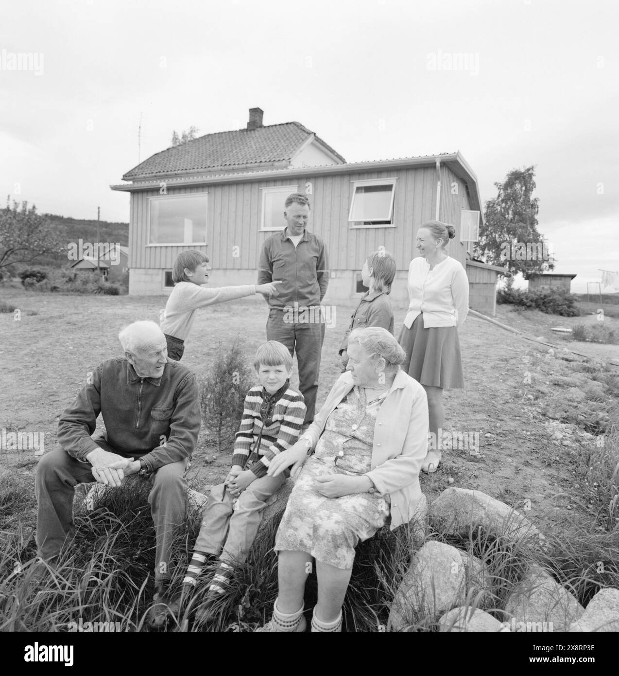 Aktuell 25-6-1973 : I stedet pour gamlehjemNord-Odal viser nye veier i eldreomsorgen. SOM en av landets første kommuner satser man på tregasjonsboliger og skal legge ned aldershjemmet. De eldre skal nå kunne få bo i sitt vante miljø. En samlet kommune står bak generasjonsboligene. De tre generasjonene samlet foran sin bolig som nå er ferdig. Je forgrunnen besteforeldrene Med Rune. Bak Morten og Bente Med foreldrene Oddvin og Berit. Foto : Aage Storløkken / Aktuell / NTB ***FOTO IKKE BILDEBEHANDLET*** cette image est traduite automatiquement Banque D'Images