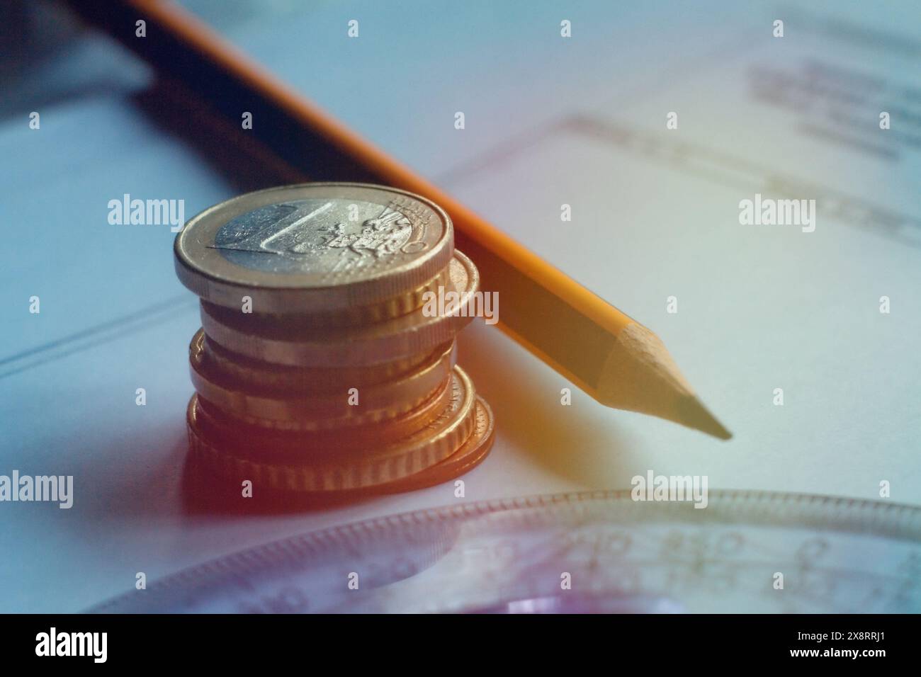 L'immobilier ou résidentiel béton et construction de cadre en bois modèle 3d sur les plans et la maison des clés de l'appartement une pile de pièces de monnaie. Banque D'Images