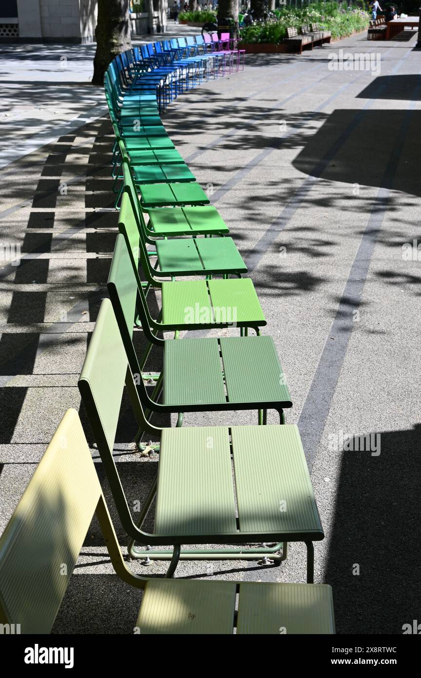 Rangée de chaises aux couleurs vives, The Strand, Londres, Royaume-Uni Banque D'Images