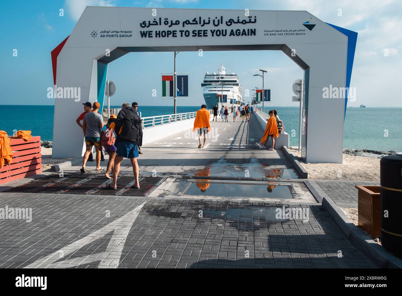 Sir Bani Yas, eau - 5 janvier 2024 : le quai serein accueille un majestueux paquebot de croisière, invitant les voyageurs à l'étreinte luxueuse de l'île. Banque D'Images