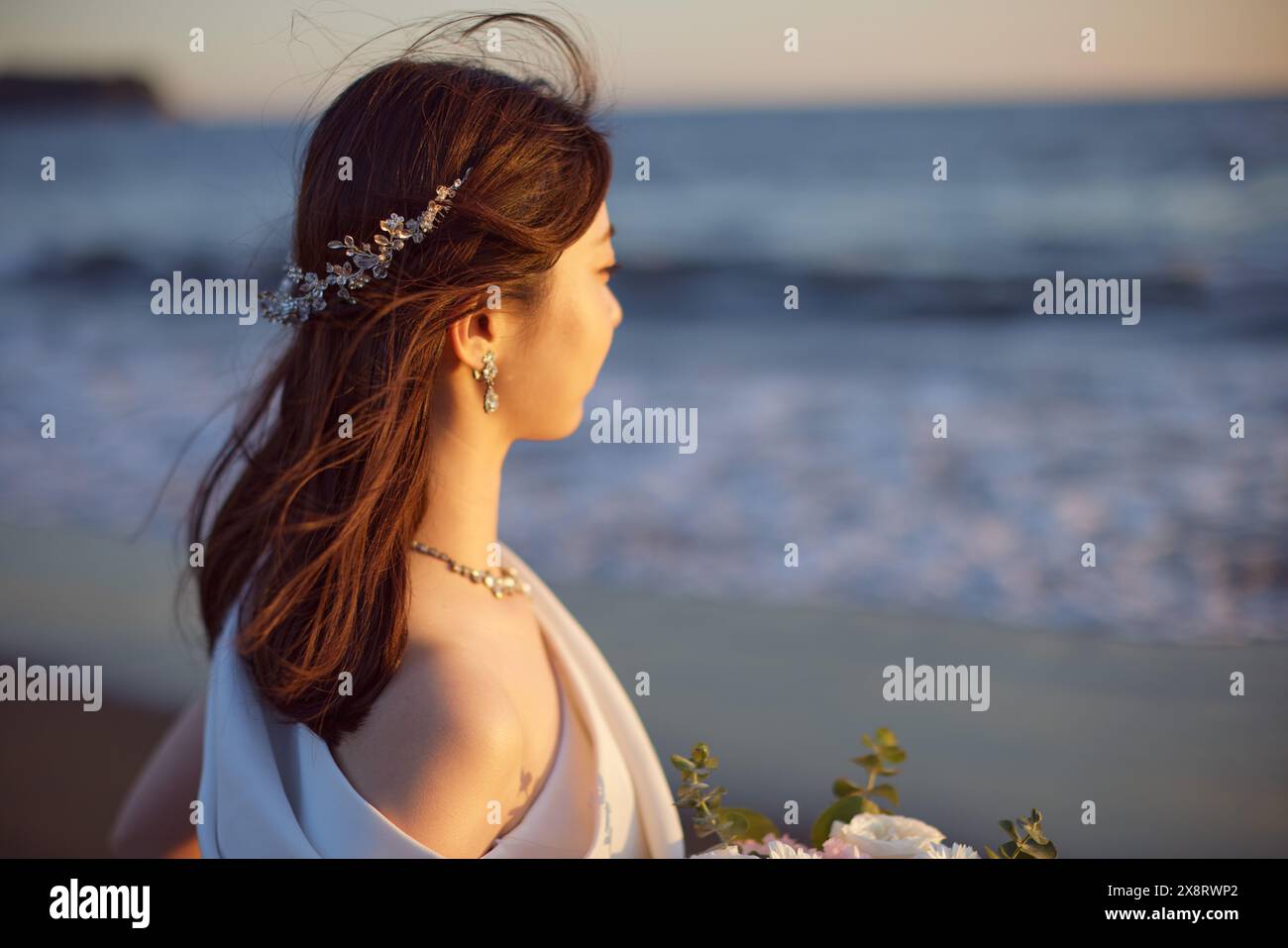 Mariée japonaise sur la plage au coucher du soleil Banque D'Images