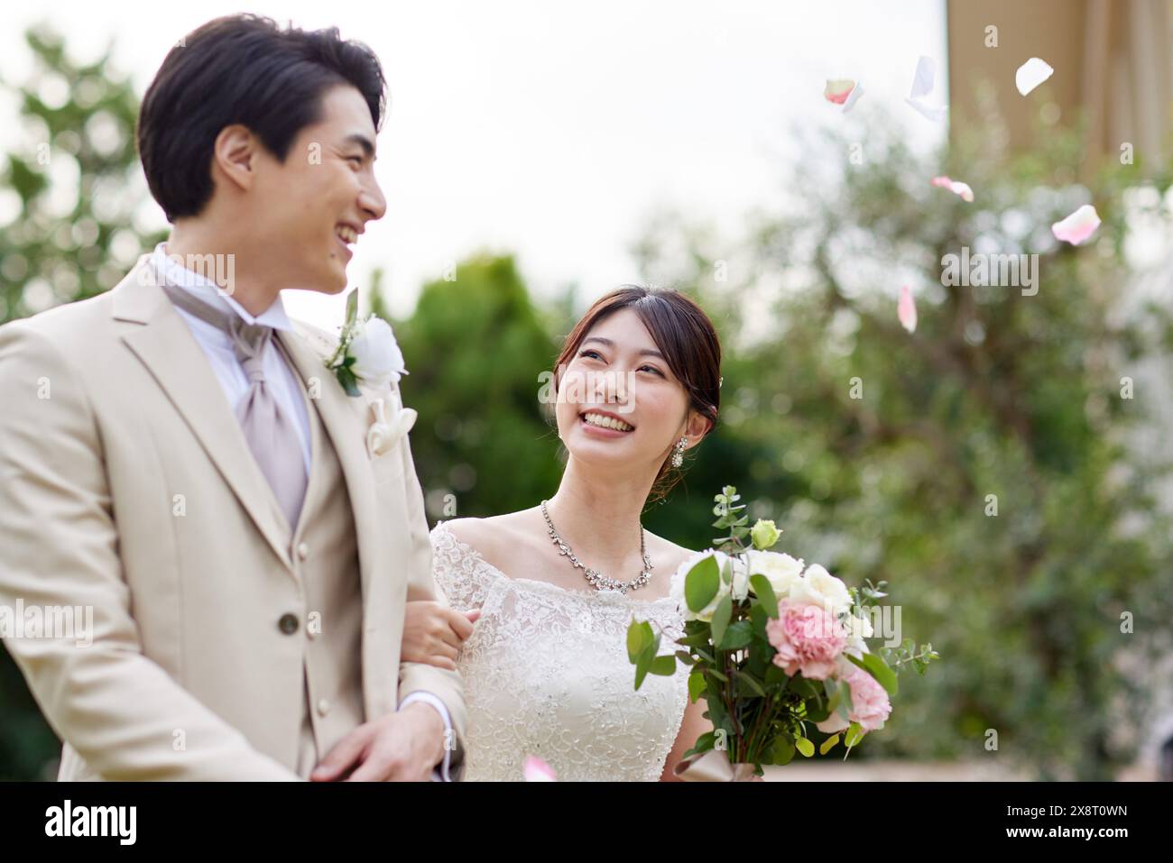 Couple japonais nouvellement marié marchant dans l'allée Banque D'Images