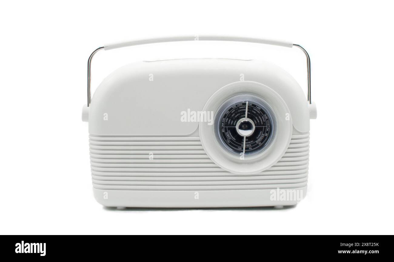Radio Bluetooth AM FM portable de Hearth and Hand avec Magnolia, système audio rétro look vintage avec antenne isolée sur fond blanc Banque D'Images
