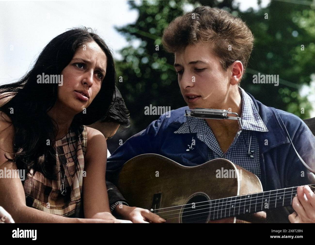 Marche des droits civiques sur Washington, D.C. vue rapprochée des chanteurs Joan Baez et Bob Dylan août 28 1963 - colorisé - photo de Rowland Scherman Banque D'Images