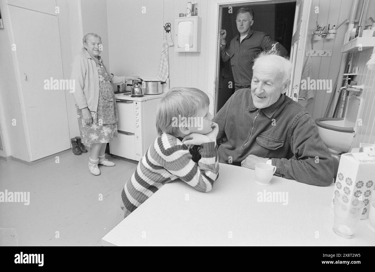 Aktuell 25-6-1973 : I stedet pour gamlehjemNord-Odal viser nye veier i eldreomsorgen. SOM en av landets første kommuner satser man på tregasjonsboliger og skal legge ned aldershjemmet. De eldre skal nå kunne få bo i sitt vante miljø. En samlet kommune står bak generasjonsboligene. De tre generasjonene Nor under samme Tak. på kjøkkenet koker Klara kaffe til Karsten og sønnesønn Rune. Je døra bak, Oddvin. Foto : Aage Storløkken / Aktuell / NTB ***FOTO IKKE BILDEBEHANDLET*** cette image est traduite automatiquement Banque D'Images