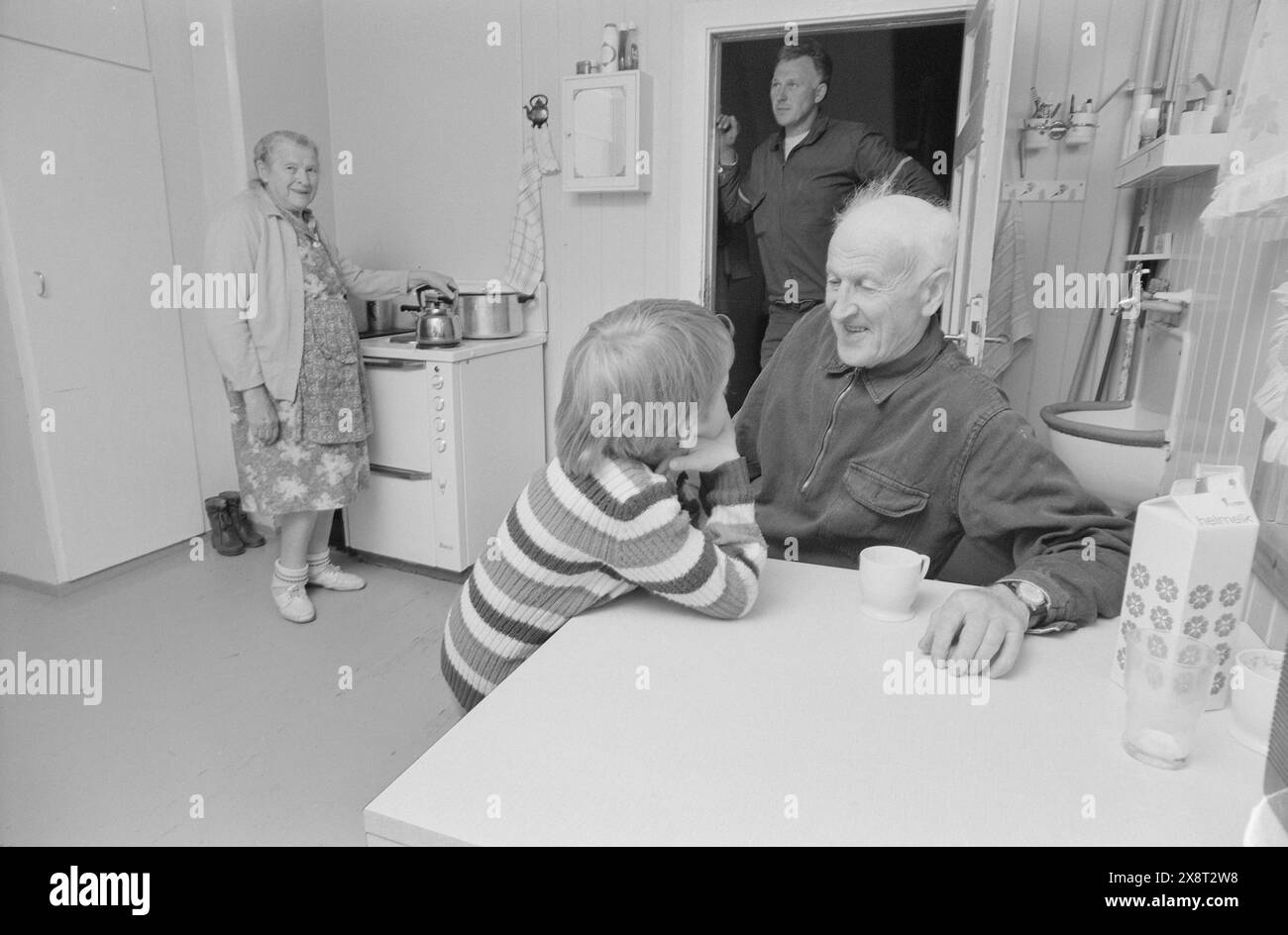 Aktuell 25-6-1973 : I stedet pour gamlehjemNord-Odal viser nye veier i eldreomsorgen. SOM en av landets første kommuner satser man på tregasjonsboliger og skal legge ned aldershjemmet. De eldre skal nå kunne få bo i sitt vante miljø. En samlet kommune står bak generasjonsboligene. De tre generasjonene Nor under samme Tak. på kjøkkenet koker Klara kaffe til Karsten og sønnesønn Rune. Je døra bak, Oddvin. Foto : Aage Storløkken / Aktuell / NTB ***FOTO IKKE BILDEBEHANDLET*** cette image est traduite automatiquement Banque D'Images