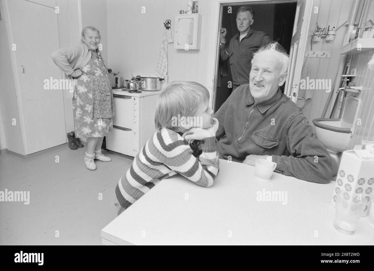 Aktuell 25-6-1973 : I stedet pour gamlehjemNord-Odal viser nye veier i eldreomsorgen. SOM en av landets første kommuner satser man på tregasjonsboliger og skal legge ned aldershjemmet. De eldre skal nå kunne få bo i sitt vante miljø. En samlet kommune står bak generasjonsboligene. De tre generasjonene Nor under samme Tak. på kjøkkenet koker Klara kaffe til Karsten og sønnesønn Rune. Je døra bak, Oddvin. Foto : Aage Storløkken / Aktuell / NTB ***FOTO IKKE BILDEBEHANDLET*** cette image est traduite automatiquement Banque D'Images