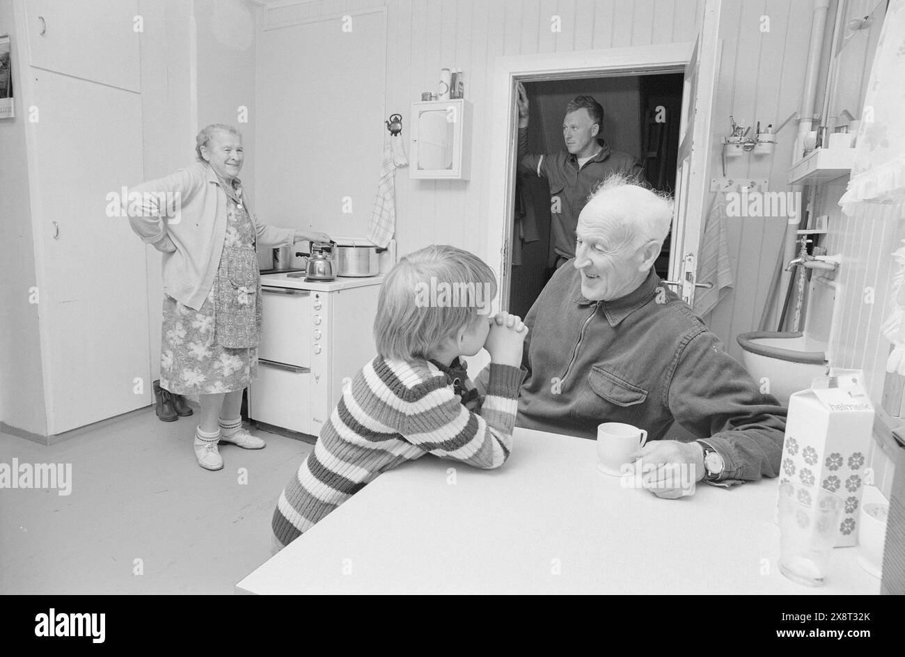 Aktuell 25-6-1973 : I stedet pour gamlehjemNord-Odal viser nye veier i eldreomsorgen. SOM en av landets første kommuner satser man på tregasjonsboliger og skal legge ned aldershjemmet. De eldre skal nå kunne få bo i sitt vante miljø. En samlet kommune står bak generasjonsboligene. De tre generasjonene Nor under samme Tak. på kjøkkenet koker Klara kaffe til Karsten og sønnesønn Rune. Je døra bak, Oddvin. Foto : Aage Storløkken / Aktuell / NTB ***FOTO IKKE BILDEBEHANDLET*** cette image est traduite automatiquement Banque D'Images