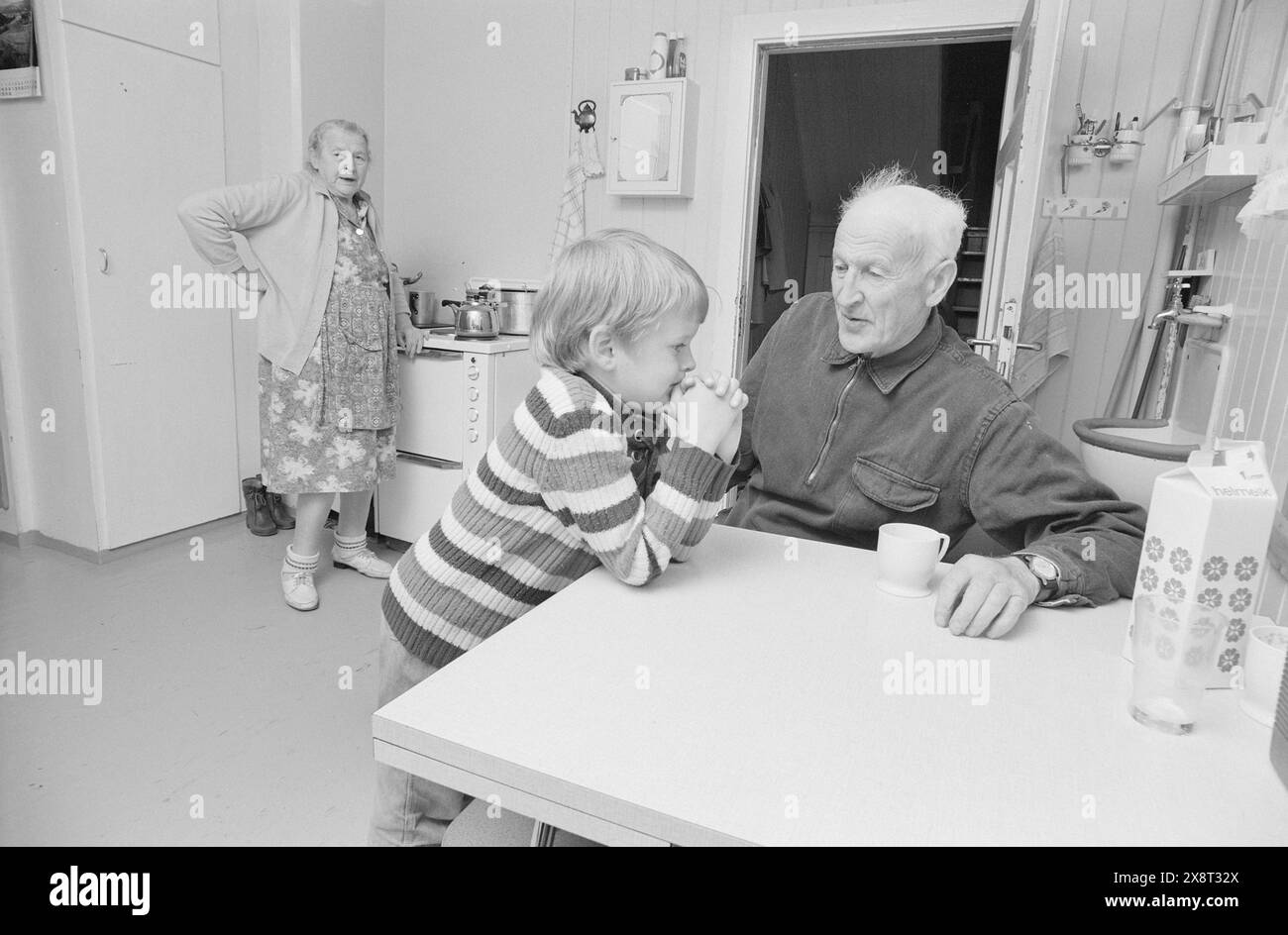 Aktuell 25-6-1973 : I stedet pour gamlehjemNord-Odal viser nye veier i eldreomsorgen. SOM en av landets første kommuner satser man på tregasjonsboliger og skal legge ned aldershjemmet. De eldre skal nå kunne få bo i sitt vante miljø. En samlet kommune står bak generasjonsboligene. De tre generasjonene Nor under samme Tak. på kjøkkenet koker Klara kaffe til Karsten og sønnesønn Rune. Foto : Aage Storløkken / Aktuell / NTB ***FOTO IKKE BILDEBEHANDLET*** cette image est traduite automatiquement Banque D'Images